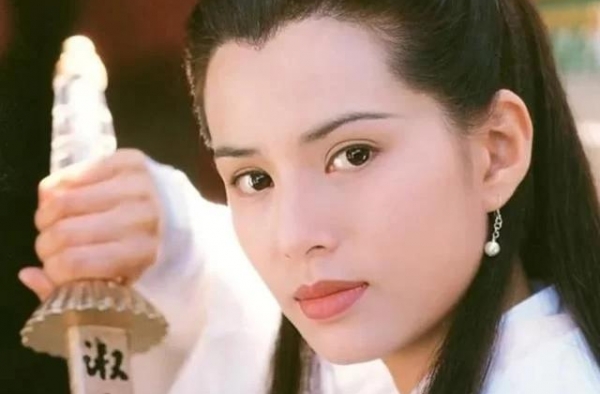 54岁李若彤仍信爱，被已婚男星骗感情，陪破产男友10年惨遭弃