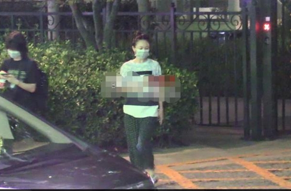 45岁周迅状态欠佳？全程用手紧捂肚，双眼无神低调现身自家小区