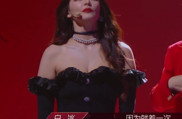 张雨绮后台化妆过程曝光，看清有几人伺候，这才是大牌明星的待遇