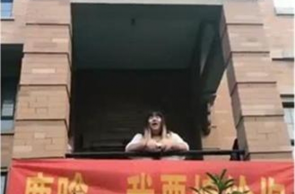 一胖女孩帮鹿晗把婚房都买了，每天拉横幅穿婚纱就为了嫁给鹿晗