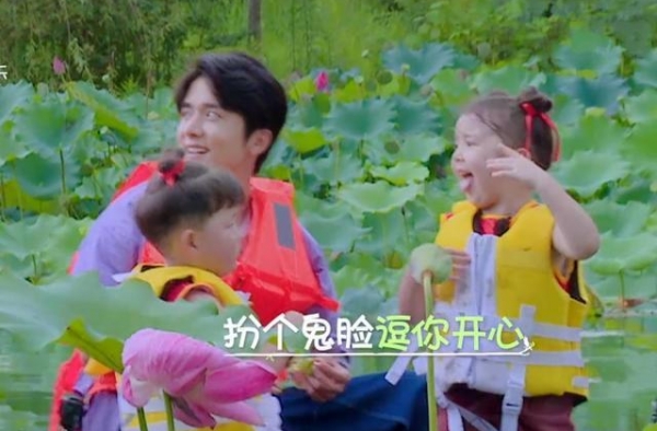 小朋友戴上绿帽子，张新成表情不可言说，字幕组也开始内涵他