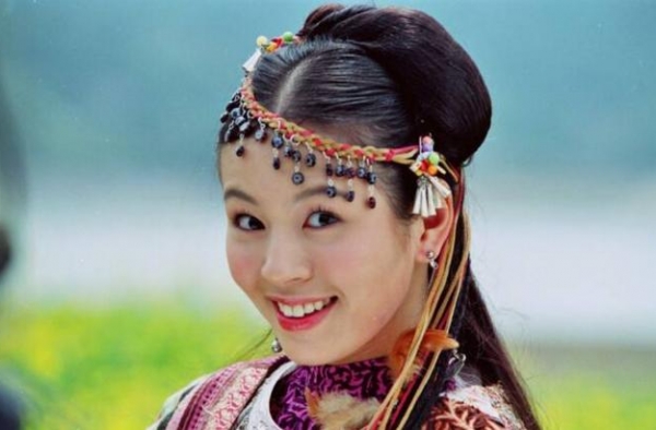 当年红过胡歌，却因17岁意外怀孕退出娱乐圈，如今涅槃重生