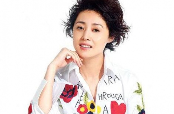 她是冯小刚力捧的女星，3婚再次嫁前夫，儿子如今火遍全网
