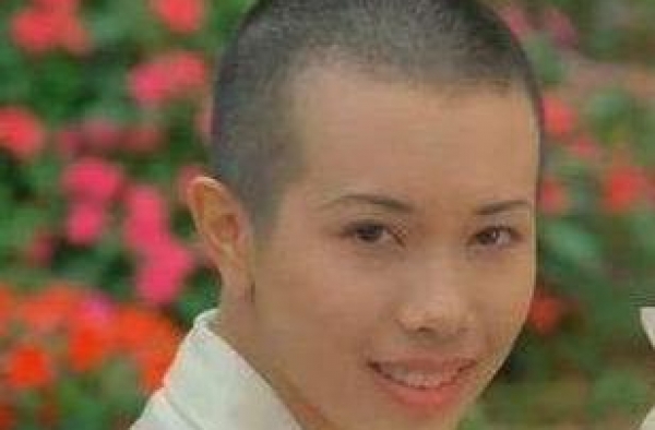 从朱茵手里抢过周星驰，甩舒淇老公冯德伦，却嫁给初恋的莫文蔚