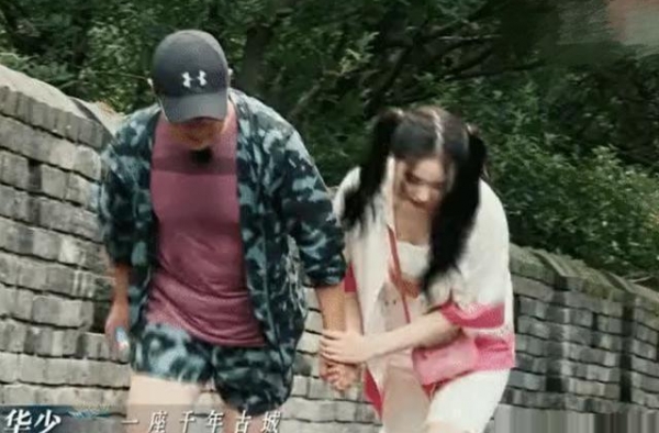 张绍刚节目不避嫌？爬坡时与小二十多岁女明星牵手，引来争议不断