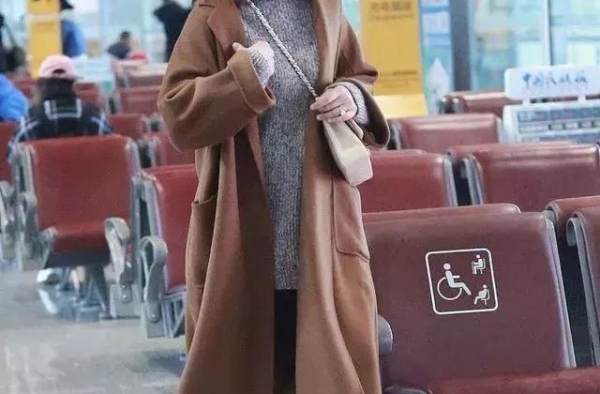 李小璐叶一茜机场同戴贝雷帽，网友：贵妇和村妇的差距一目了然