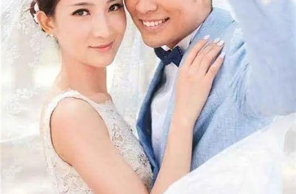 许婧高调晒男友，沙漠甜蜜互拍感情稳定，T先生身材健壮挺拔吸睛