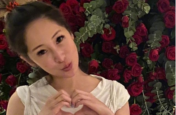 萧亚轩生日当天，小男友送1047朵玫瑰庆生，获女神深情表白