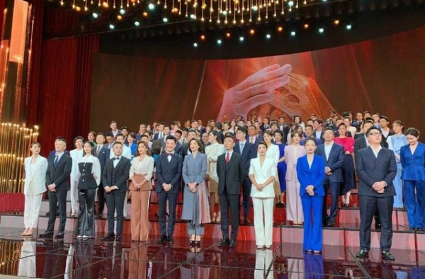 董卿活动不断，结束央视活动忙参加邓婕首映礼，罕见穿短裤太帅气