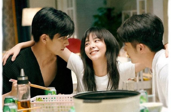 女子在地铁上“左拥右抱”火了，网友：这是《以家人之名》现实版