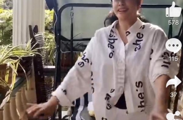 刘晓庆一个人跳广场舞，桌上的普通水果也掩饰不了住的是大别墅