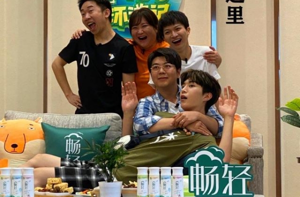 王一博回复高仿号被骂，吴彤被调侃，同样的事不同人受到不同待遇