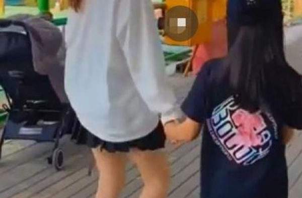 李小璐带甜馨出游，把自己打扮成20岁少女，却把甜馨穿成土娃