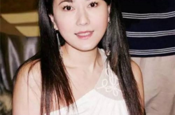 台湾第一美女，与金城武传绯闻，两度嫁入豪门，净身出户活得漂亮