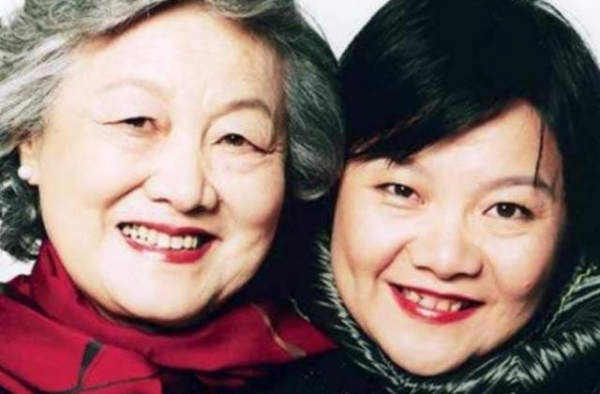 女儿都这么大了，59岁洪晃才晒丈夫合照？颜值不输陈凯歌
