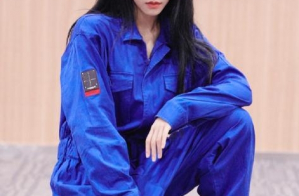 喻言因被男子搂背引热议，THE9官博发文霸气回应被人称赞