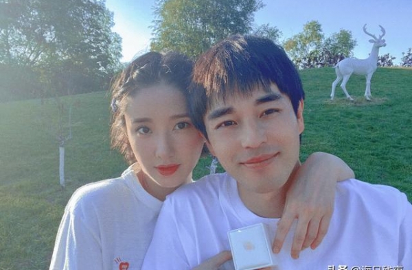 七夕首对明星宣布结婚，结束10年爱情长跑，晒结婚证时间藏深意