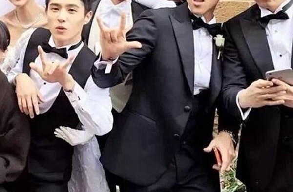 邓伦又回“村里”当伴郎了，这次没穿小裙子，但打扮更搞笑