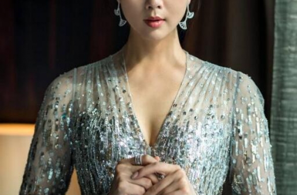 殷桃和赵达再被曝光，七夕现身同一小区，殷桃婚姻少有人知