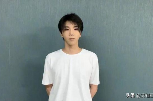 华晨宇真奢华，穿4100衬衫参加总决赛，看到29万西装彻底服