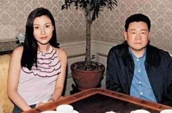 刘銮雄与前女友的闺女晒芭蕾舞视频，却意外暴露城堡般近4亿豪宅