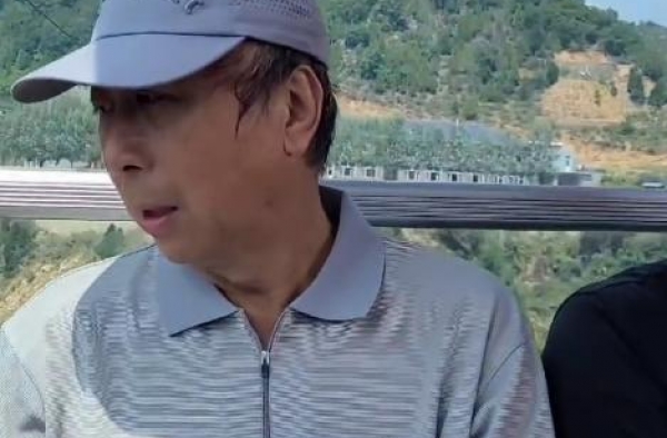 62岁冯巩坐缆车吓得满头汗！私下形象反差大，对孙子比儿子还亲