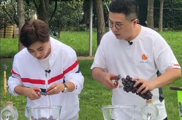 自律有多重要，看57岁李玲玉穿白色外套就知道，短发清爽利落
