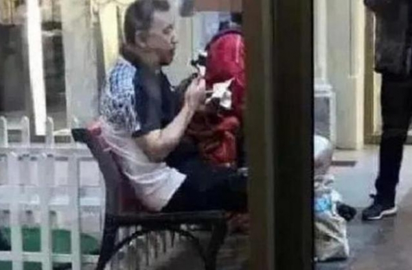 因街头吃冰棍上热点，60岁无婚无子女，央视一哥别样的退休生活