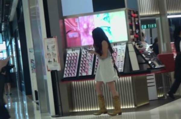 54岁温碧霞出门逛街，嘟嘴试妆气色佳，与富商老公同框似父女