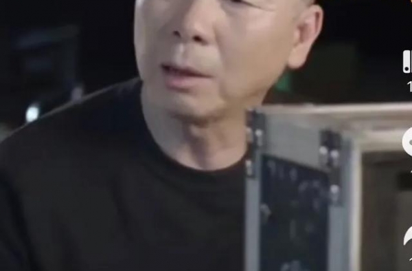 影视行业有多惨淡？冯小刚被逼拍游戏广告，现在是真缺钱了？