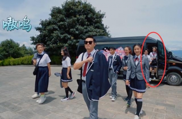 妻子4集体穿校服并排走，吉娜却不愿意，看清她穿上后效果，懵了