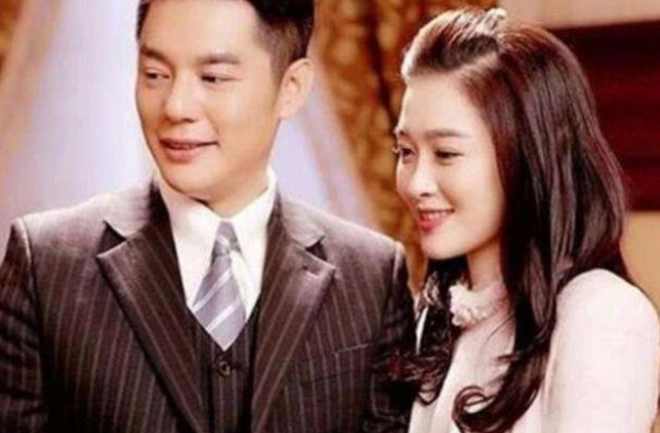 周丽淇亲吻儿子首次曝光其名字，产后三个月老公依旧不见踪影