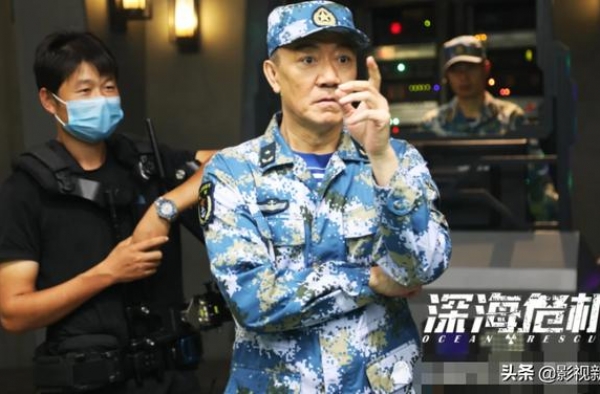 62岁“李云龙”真低调，路边小馆吃饭，走路要人搀扶？