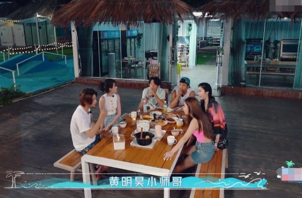 安崎聊起THE9，韩东君不熟悉没搭话，但夸赞另一《青2》学员