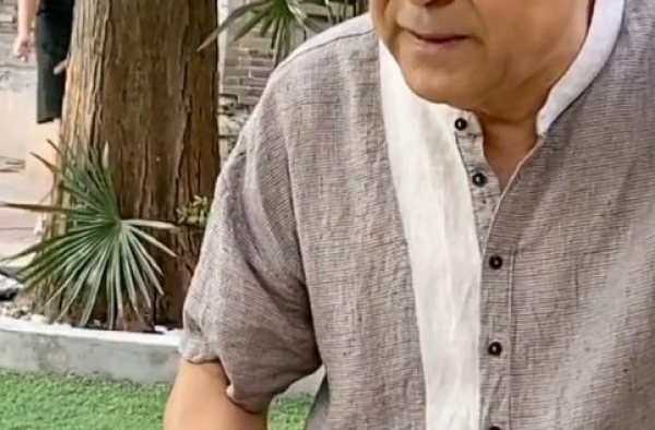 60岁＂季昌明＂独自下棋太落寞，被嘲神神叨叨，头发花白显老态