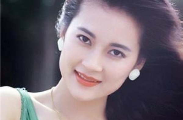 她曾是80年代的顶级美女，与齐秦传出绯闻，今55岁仍单身一人