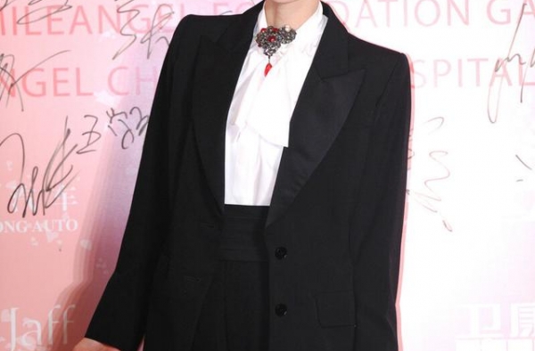王菲女儿治疗唇裂花了几百万，嘴已经修复，但是脸却越来越奇怪