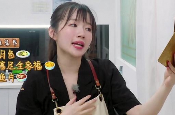《中餐厅》强捧李浩菲太明显，口才好情商高，镜头比赵丽颖多得多