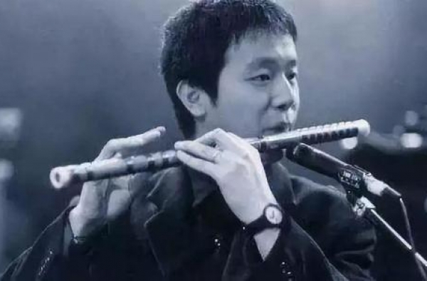 2006年，窦唯点燃卓伟车被捕后，转身娶了拉横幅示爱的女粉丝