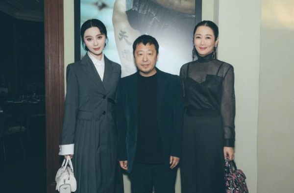 范冰冰现身活动，与廖凡黄觉牵手贴脸，穿名牌被嘲像乡村女企业家