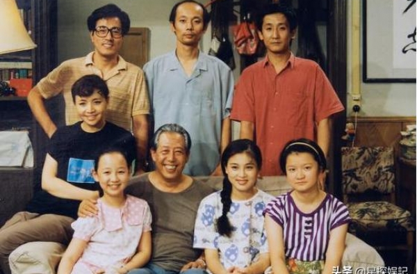 2001年，梁左在家猝死，王朔哭着怒骂英达：比黄世仁还黄世仁