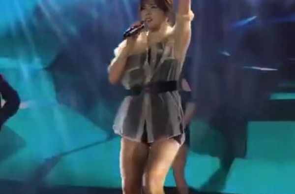 蔡妍跑商演卖力热舞，大腿粗壮遭嘲女神变大妈，42岁当单身富婆