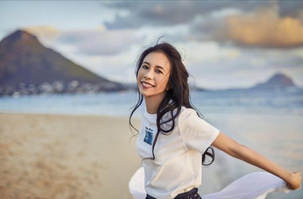 莫文蔚80岁母亲美的太惊艳，一身红裙艳压全场，母女同框真养眼