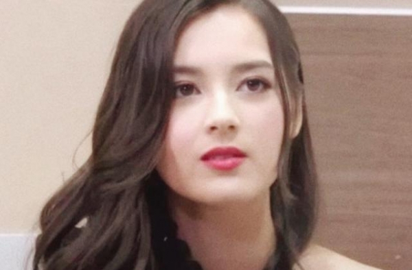 新任港姐真是黑美人！穿休闲装赴宴身材像路人，撞脸阿娇颜值超高