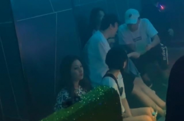 王思聪携新欢现身酒吧，互摸大腿表情暧昧，两人靠太近互动甜蜜