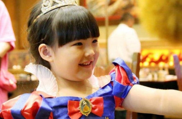 富养女儿有多么重要？谢娜双胞胎女儿生活照曝光，直接打脸李湘