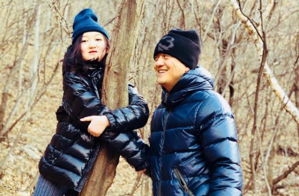怪不得李嫣这么自信，李亚鹏的豪宅太奢华了，就连老家都有排面