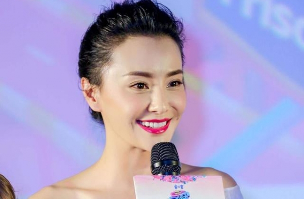 她是吴奇隆前妻，结婚8年因和刘恺威暧昧被离婚，今43岁怎样了