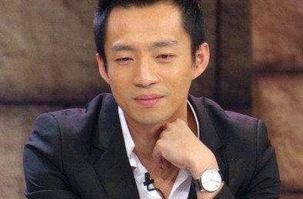 深夜买醉还吐槽大S不工作，让老婆卖房救，汪小菲还装好丈夫？