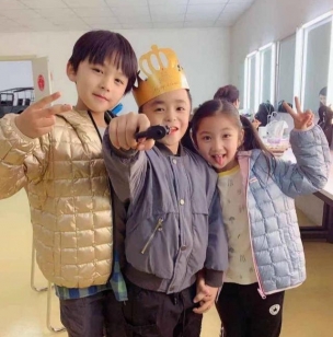 大小子秋与贺梅同框，小子秋非要站C位挨着妈妈，三人长得超像